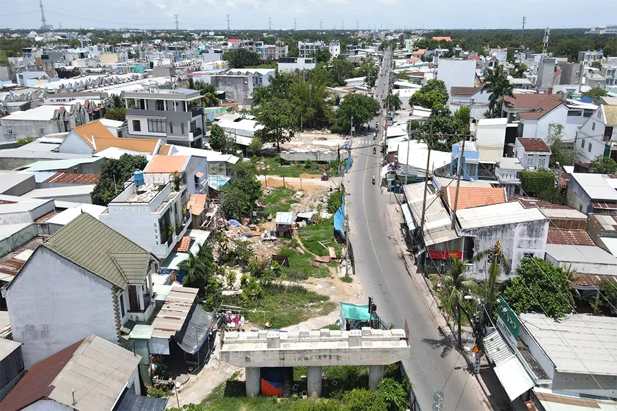 Theo Shark Hưng, căn hộ có giá dưới 2 tỉ đồng vẫn còn ở các khu vực ngoại thành. Trong ảnh: Nhà ở dọc theo tuyến đường Lê Văn Lương, xã Phước Kiểng, huyện Nhà Bè. Ảnh: TÂM NGUYỄN Theo Shark Hưng, căn hộ có giá dưới 2 tỉ đồng vẫn còn ở các khu vực ngoại thành. Trong ảnh: Nhà ở dọc theo tuyến đường Lê Văn Lương, xã Phước Kiểng, huyện Nhà Bè. Ảnh: TÂM NGUYỄN