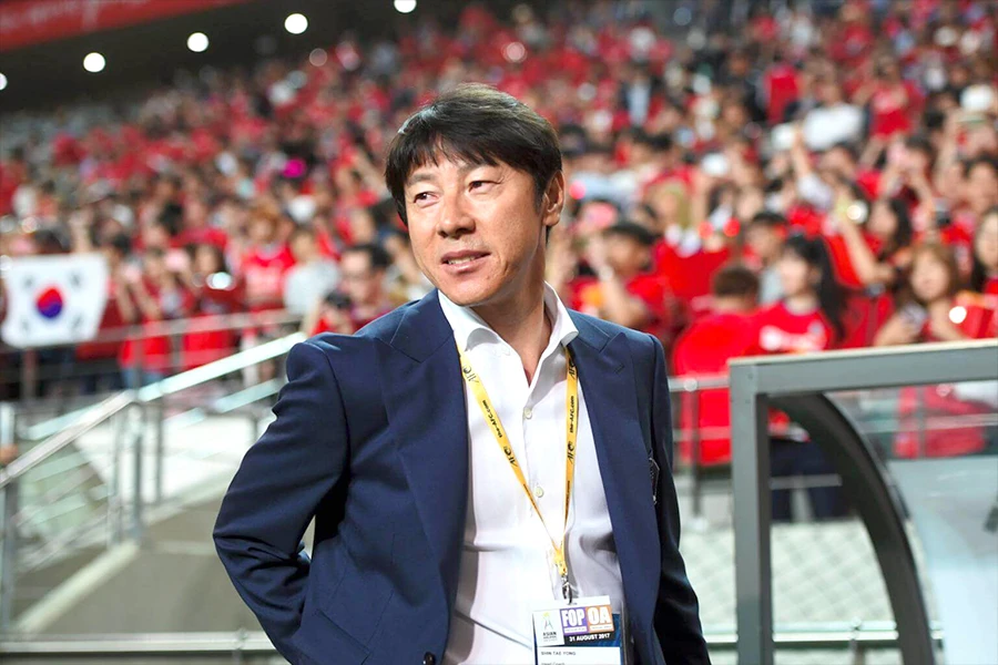 HLV Shin Tae-yong lo ngại các học trò bị trừng phạt chơi trên sân không có khán giả. Ảnh: ANH PHƯƠNG