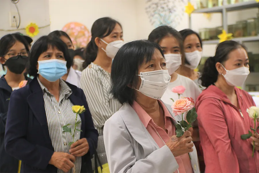 Bà Tăng Thị An Nhi cầm đóa hoa hồng để tri ân người em đã hiến xác cho khoa học. Ảnh: THẢO PHƯƠNG