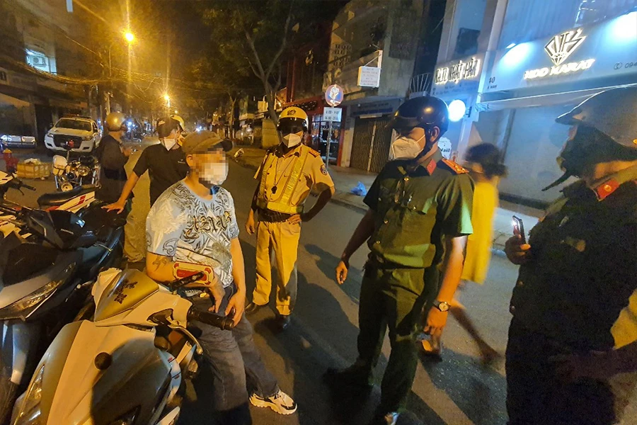 Lực lượng 363 Công an quận 8, TP.HCM đi tuần tra, đảm bảo an ninh trật tự trên địa bàn. Ảnh: NT