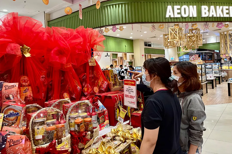 Các hệ thống bán lẻ tăng nguồn hàng, khuyến mãi, kéo dài thời gian phục vụ trong dịp tết. Ảnh: TÚ UYÊN