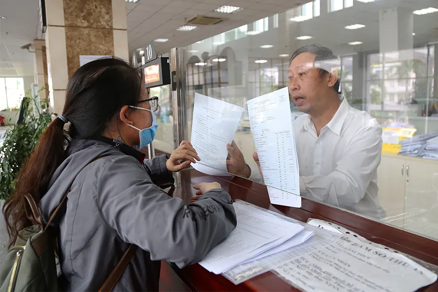 Người dân làm thủ tục thuế tại Cục Thuế TP.HCM. Ảnh: HOÀNG GIANG