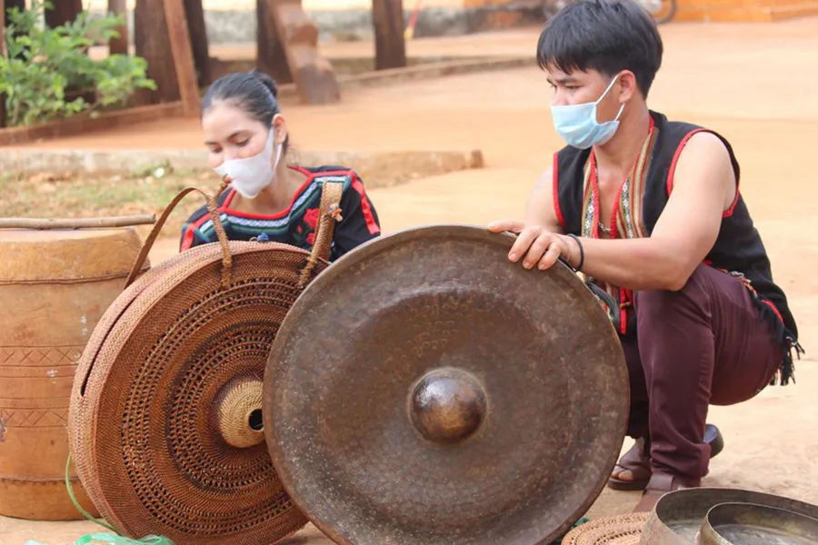 Chiêng quý được bao bọc cẩn thận bằng những chiếc túi làm từ song mây. Ảnh: LK Chiêng quý được bao bọc cẩn thận bằng những chiếc túi làm từ song mây. Ảnh: LK