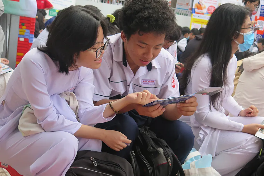 Thí sinh tìm hiểu thông tin tuyển sinh ĐH-CĐ năm 2023 tại TP.HCM. Ảnh: P.ANH