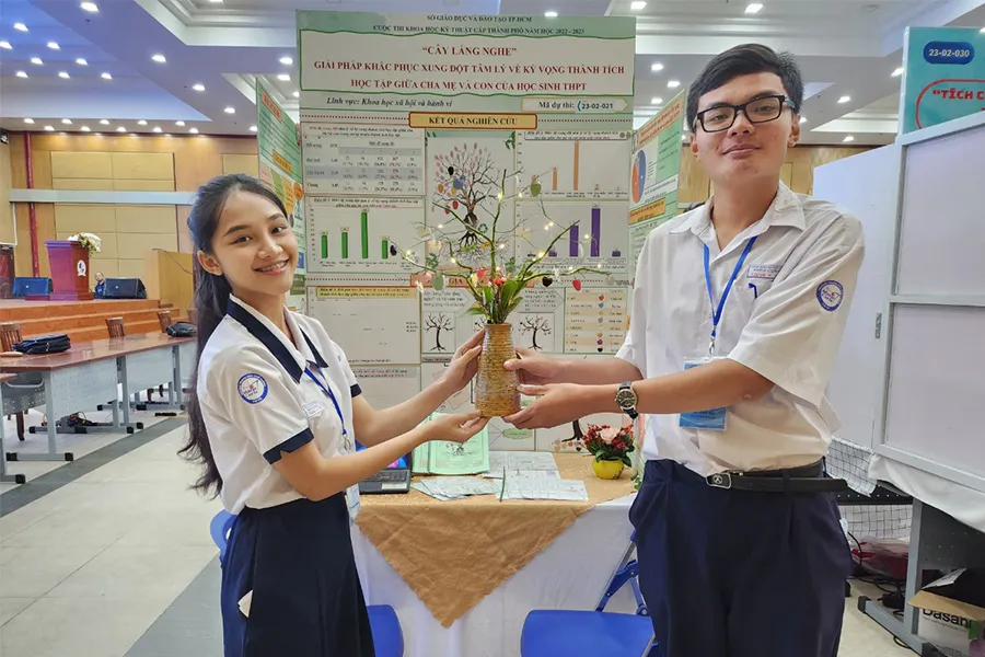 Sản phẩm “cây lắng nghe” của học sinh Trường THPT Marie Curie. Ảnh: NGUYỄN QUYÊN Sản phẩm “cây lắng nghe” của học sinh Trường THPT Marie Curie. Ảnh: NGUYỄN QUYÊN