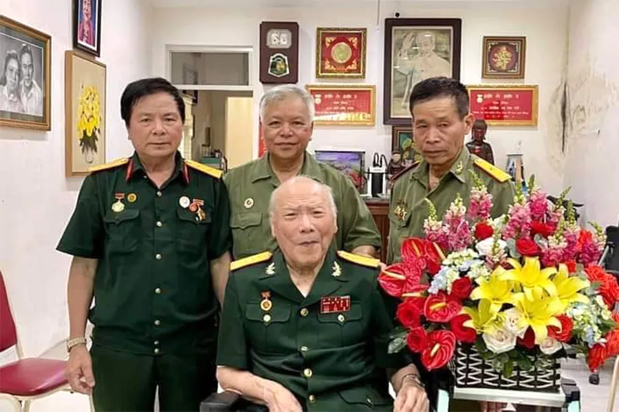 Chính ủy Bùi Văn Tùng (ngồi) và ông Nguyễn Văn Phúc (đứng giữa) cùng hai đồng đội gặp lại nhau vào năm 2020. Ảnh: NVCC