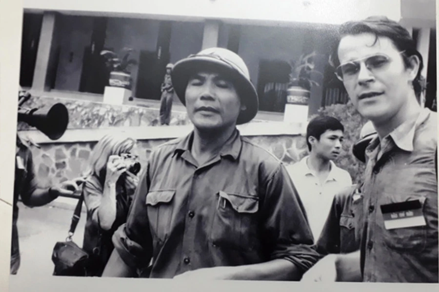 Chính ủy Lữ đoàn xe tăng 203 Bùi Văn Tùng (bên trái) cùng nhà báo Borries Gallasch (Đức) tại sân dinh Độc Lập, Sài Gòn vào trưa 30-4-1975. Ảnh: Tư liệu