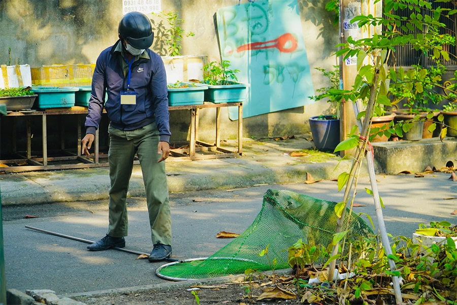 Đội bắt chó thả rông của UBND phường Hiệp Bình Chánh (TP Thủ Đức, TP.HCM) ra quân vào ngày 15-2 vừa qua. Ảnh: HUỲNH THƠ