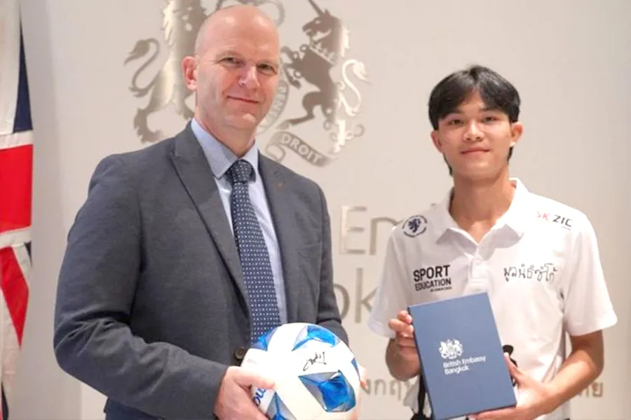 Dom nhận học bổng tại Anh và ngày ngày vẫn ấp ủ giấc mơ đá bóng. Ảnh: BBC