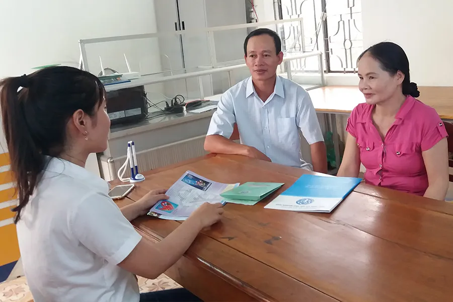 Nhân viên BHXH Việt Nam tuyên truyền người dân tham gia BHXH tự nguyện. Ảnh: V.LONG Nhân viên BHXH Việt Nam tuyên truyền người dân tham gia BHXH tự nguyện. Ảnh: V.LONG