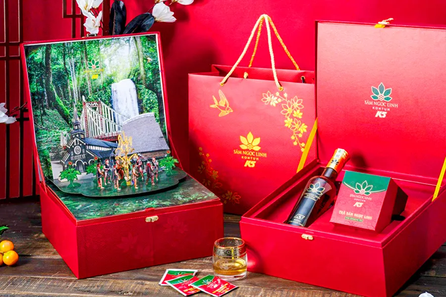 Các sản phẩm chế biến từ sâm Ngọc Linh được giới thiệu trong các lễ hội sâm ở Kon Tum. Ảnh: LÊ KIẾN Các sản phẩm chế biến từ sâm Ngọc Linh được giới thiệu trong các lễ hội sâm ở Kon Tum. Ảnh: LÊ KIẾN