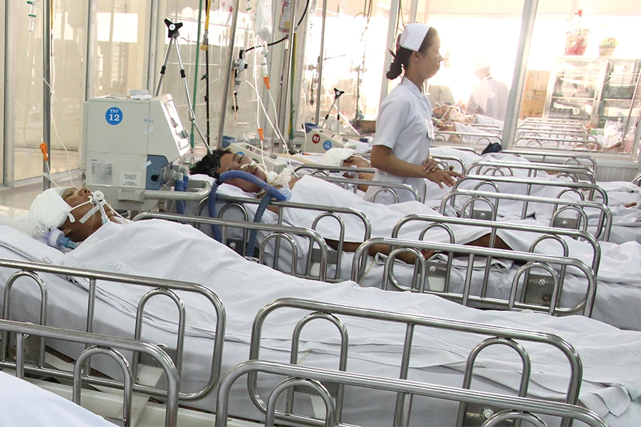 Không đủ ba báo giá đấu thầu mua sắm, bảo trì thiết bị y tế, BV Chợ Rẫy thường xuyên trong trạng thái thiếu trang thiết bị y tế, thiết bị hư hỏng không sửa chữa được, phải chuyển bệnh nhân đến cơ sở khác. Ảnh: HOÀNG GIANG