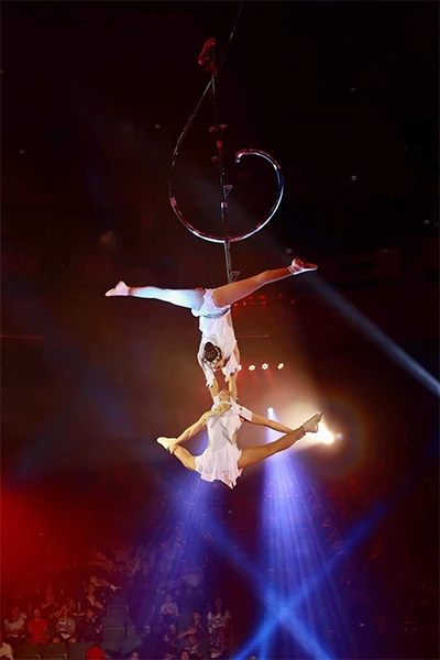 Tiết mục đu son do hai nữ nghệ sĩ Chu Hồng Thúy và Phạm Thị Hướng thể hiện. Ảnh: NVCC Tiết mục đu son do hai nữ nghệ sĩ Chu Hồng Thúy và Phạm Thị Hướng thể hiện. Ảnh: NVCC