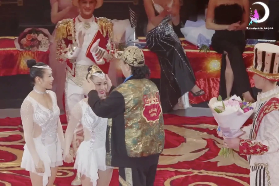 Chu Hồng Thúy và Phạm Thị Hướng nhận giải thưởng “Công chúa xiếc”. Ảnh: VT Chu Hồng Thúy và Phạm Thị Hướng nhận giải thưởng “Công chúa xiếc”. Ảnh: VT