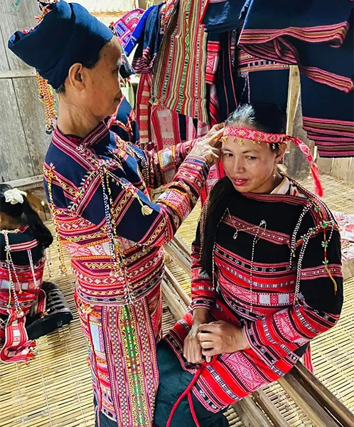 Một bộ váy thổ cẩm có giá 2-3 triệu đồng. Ảnh: QN