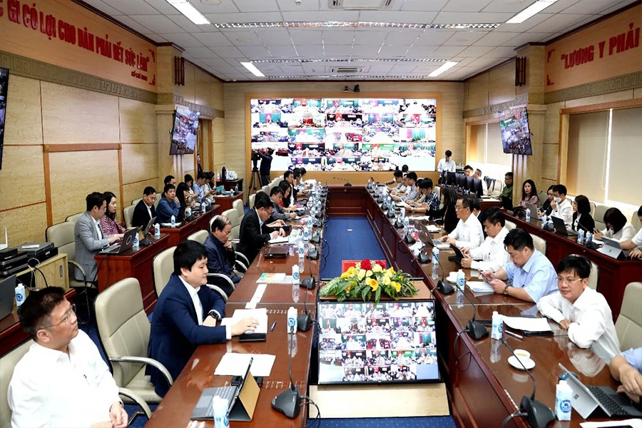 Hội nghị hướng dẫn triển khai Nghị định 07 và Nghị quyết 30 kết nối hơn 1.300 điểm cầu trên cả nước. Ảnh: BYT