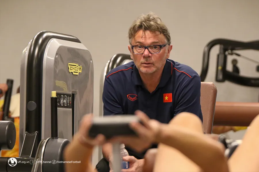 HLV Troussier theo dõi và hướng dẫn các cầu thủ U-23 Việt Nam tại phòng tập gym. Ảnh: VFF HLV Troussier theo dõi và hướng dẫn các cầu thủ U-23 Việt Nam tại phòng tập gym. Ảnh: VFF