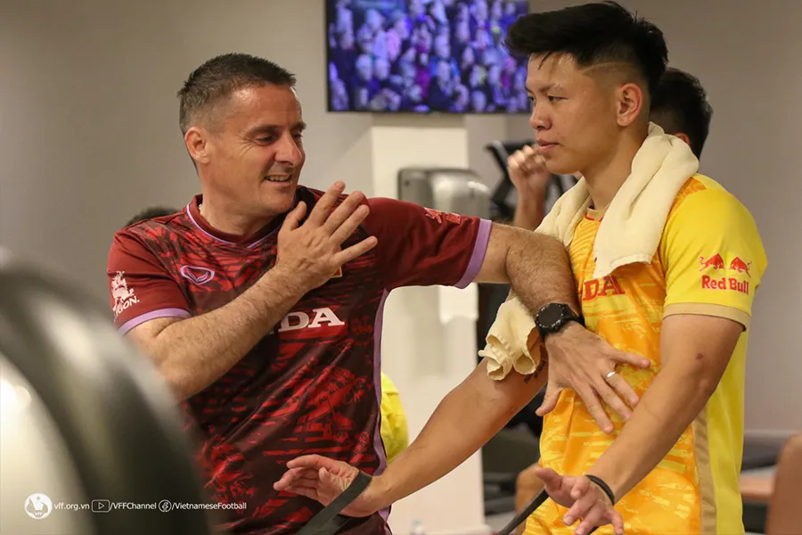 Trợ lý của HLV Troussier hướng dẫn các cầu thủ luyện tập. Ảnh: VFF Trợ lý của HLV Troussier hướng dẫn các cầu thủ luyện tập. Ảnh: VFF