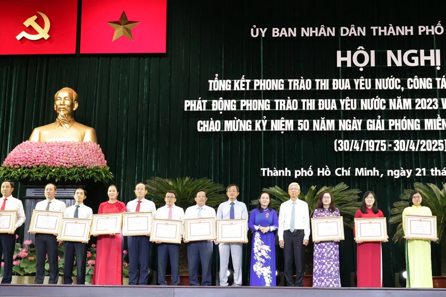 Lãnh đạo TP.HCM trao bằng khen, huân chương cho các cá nhân, tập thể có thành tích xuất sắc trong phong trào thi đua yêu nước năm 2022. Ảnh: THANH TUYỀN
