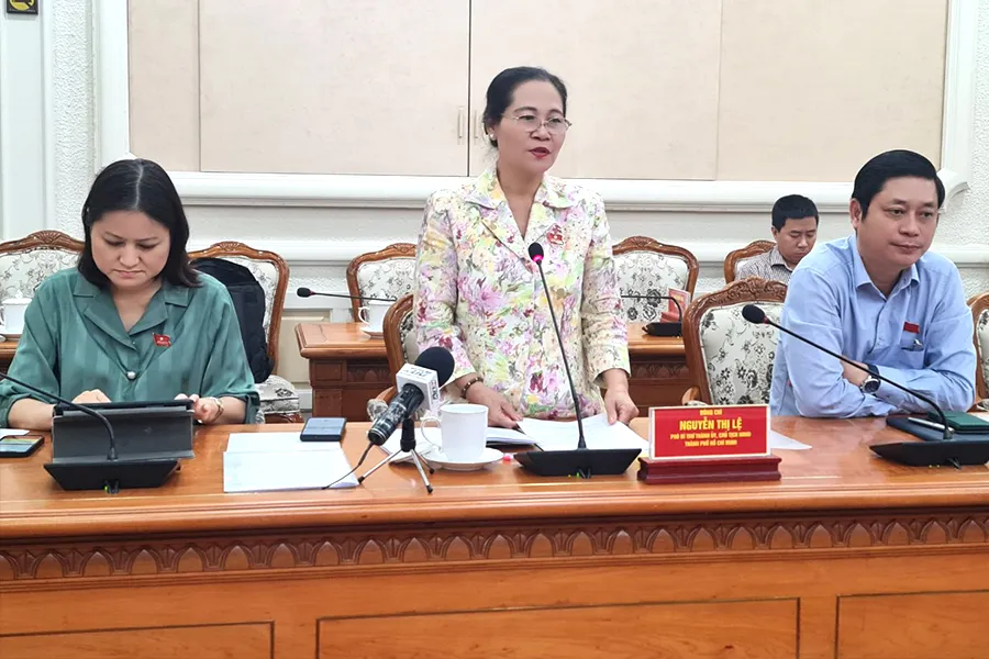 Chủ tịch HĐND TP Nguyễn Thị Lệ làm việc với quận 7 và huyện Nhà Bè vào ngày 23-3. Ảnh: NC