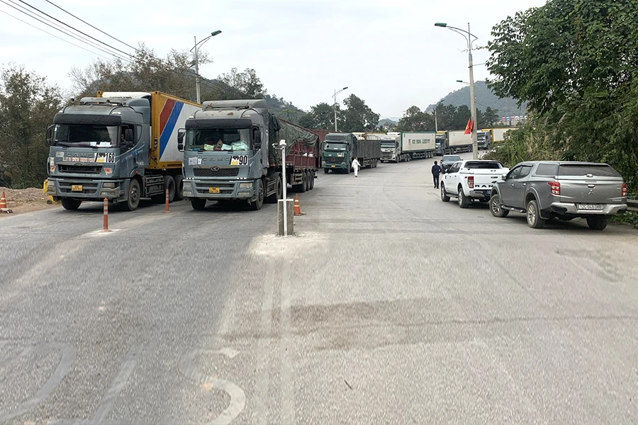 Xuất khẩu tiểu ngạch sang Trung Quốc thường bị ùn ứ tại cửa khẩu. Trong ảnh: Xe hàng chờ thông quan tại cửa khẩu ở Lạng Sơn. Ảnh: BẮC NINH