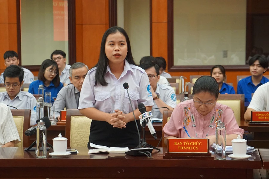 Sinh viên trao đổi, hiến kế với lãnh đạo TP.HCM. Ảnh: TC