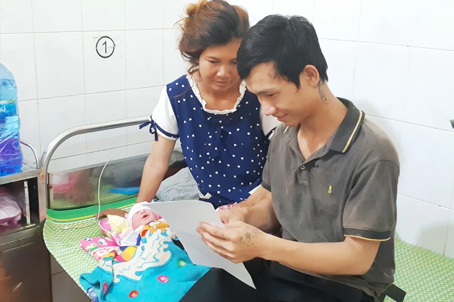 Một số nghiên cứu cho rằng nếu cả mẹ và cha đều có thời gian nghỉ thai sản như nhau sẽ chăm sóc tốt hơn cho con nhỏ. Ảnh: VIẾT LONG