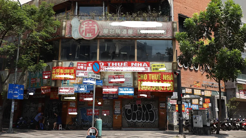 Hàng loạt mặt bằng đất vàng treo bảng cho thuê. Ảnh: MINH LONG Hàng loạt mặt bằng đất vàng treo bảng cho thuê. Ảnh: MINH LONG