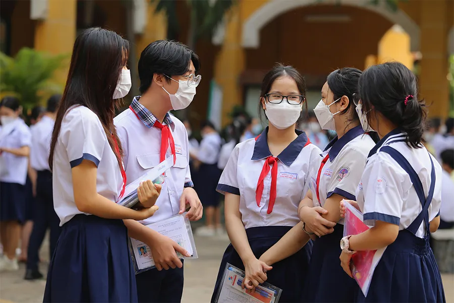 Nhiều ý kiến cho rằng cần đánh giá kỹ sự cần thiết của việc cấp CCCD cho trẻ dưới 14 tuổi, bởi các giao dịch ở độ tuổi này đều thông qua người giám hộ. Ảnh: HOÀNG GIANG