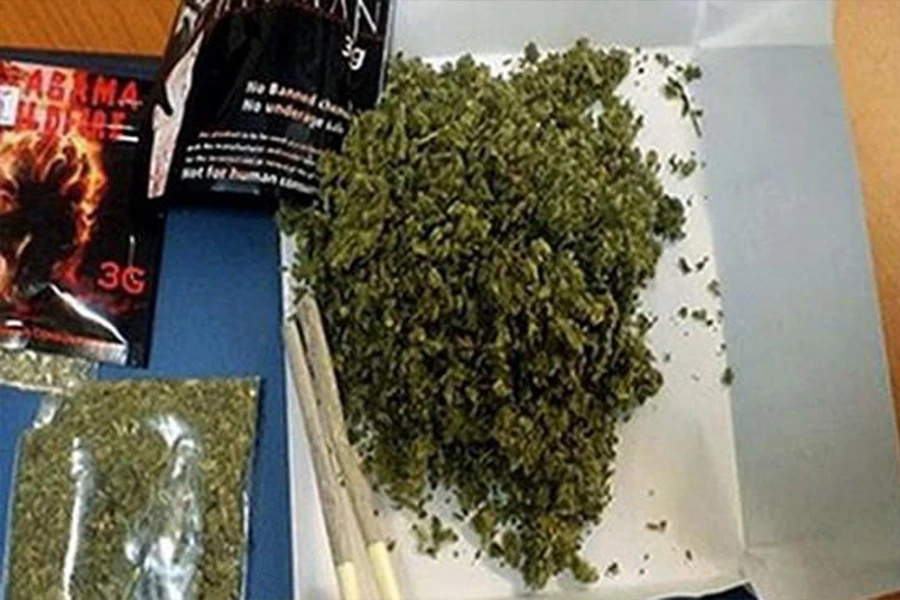 ADB-4en-PINACA được hòa tan thành dung dịch và phun tẩm vào cỏ khô cắt nhỏ, sợi thuốc lá điếu, thuốc lào. Ảnh: CA