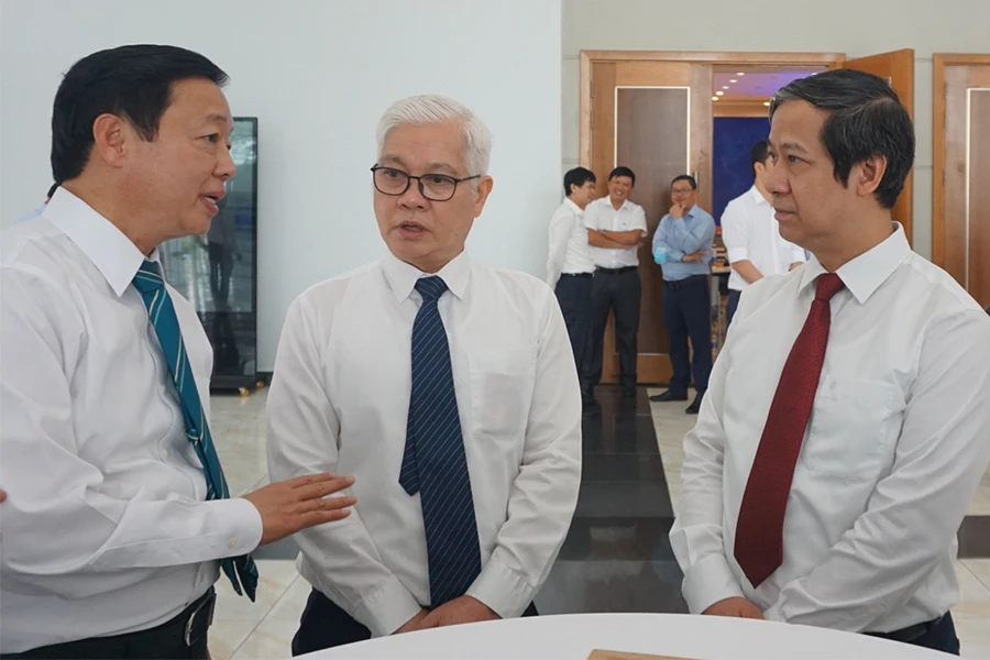 Phó Thủ tướng Trần Hồng Hà nói chuyện với ông Nguyễn Văn Lợi, Bí thư Tỉnh ủy Bình Dương (giữa) và Bộ trưởng Bộ GD&ĐT Nguyễn Kim Sơn (bìa phải). Ảnh: NGUYỄN QUYÊN Phó Thủ tướng Trần Hồng Hà nói chuyện với ông Nguyễn Văn Lợi, Bí thư Tỉnh ủy Bình Dương (giữa) và Bộ trưởng Bộ GD&ĐT Nguyễn Kim Sơn (bìa phải). Ảnh: NGUYỄN QUYÊN