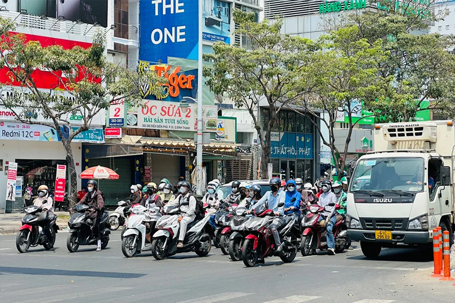 Những ngày qua TP.HCM và các tỉnh Nam Bộ nắng nóng gay gắt, nhất là vào buổi trưa. Ảnh: TRẦN MINH