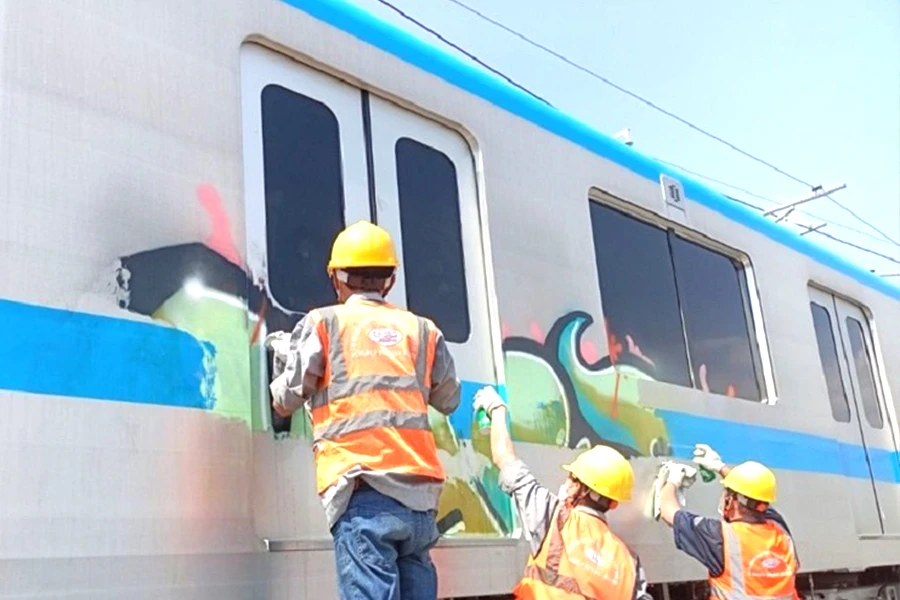 Các toa tàu bị vẽ bậy đang được làm sạch sẽ, trở lại nguyên trạng ban đầu. Ảnh: MAUR