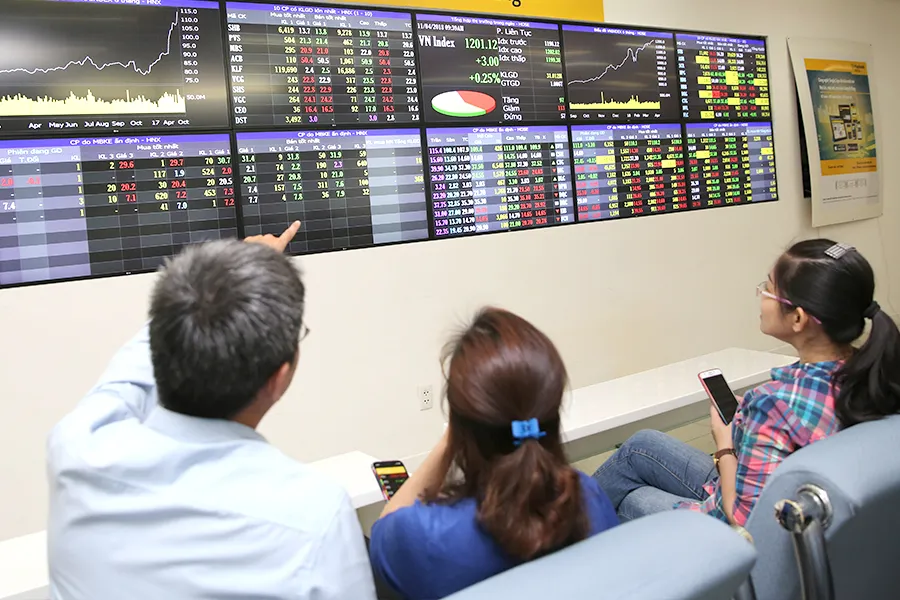 Việc trở thành trung tâm tài chính sẽ góp phần làm tăng giá cổ phiếu thông qua việc tăng vốn đầu tư từ thị trường nước ngoài. Ảnh: HOÀNG GIANG Việc trở thành trung tâm tài chính sẽ góp phần làm tăng giá cổ phiếu thông qua việc tăng vốn đầu tư từ thị trường nước ngoài. Ảnh: HOÀNG GIANG