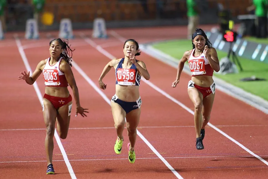 Lê Tú Chinh tại SEA Games 2019 (giữa) được ví là nữ hoàng tốc độ Đông Nam Á trở lại đường đua sau thời gian dài chữa trị chấn thương. Ảnh: ND Lê Tú Chinh tại SEA Games 2019 (giữa) được ví là nữ hoàng tốc độ Đông Nam Á trở lại đường đua sau thời gian dài chữa trị chấn thương. Ảnh: ND