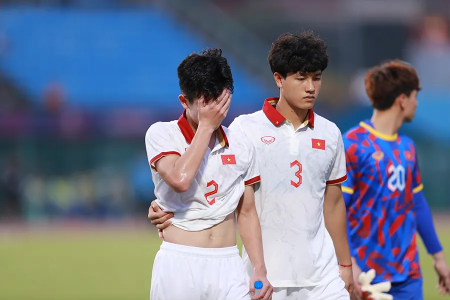 Tuấn Tài và Lương Duy Cương không giấu được những giọt nước mắt khi U-22 Việt Nam bị loại ở bán kết trong thế chơi hơn người. Ảnh: ANH PHƯƠNG