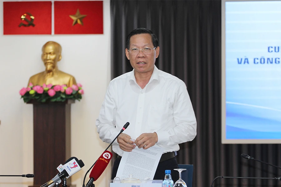 Chủ tịch UBND TP.HCM Phan Văn Mãi thông tin về dự thảo nghị quyết thay thế Nghị quyết 54/2017. Ảnh: BẢO PHƯƠNG