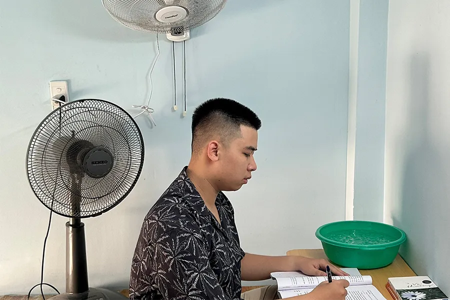 Anh Trần Trí Thiện, ngụ quận Gò Vấp, cho biết do thời tiết nắng nóng nên anh phải dùng hai cây quạt, tận dụng để thau nước nhằm làm mát phòng. Ảnh: TRẦN MINH Anh Trần Trí Thiện, ngụ quận Gò Vấp, cho biết do thời tiết nắng nóng nên anh phải dùng hai cây quạt, tận dụng để thau nước nhằm làm mát phòng. Ảnh: TRẦN MINH