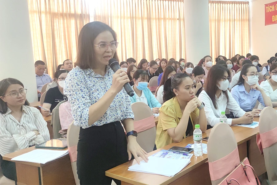 Đại diện một doanh nghiệp đặt câu hỏi tại hội nghị đối thoại tư vấn, giải đáp chính sách BHXH, BHYT tại TP.HCM. Ảnh: NGUYỄN HIỀN