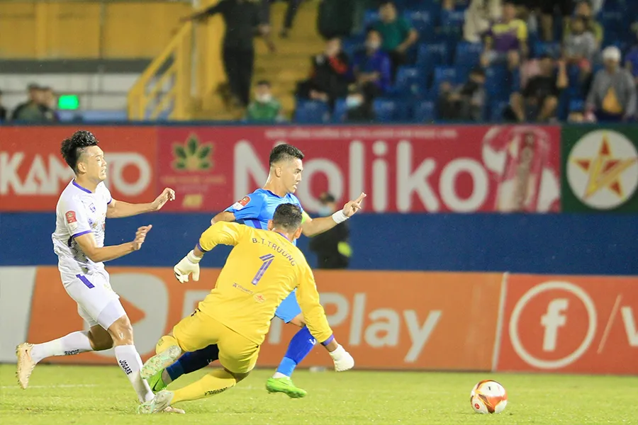 Tiến Linh tám vòng đấu trước không có bàn thắng đã bất ngờ ghi bàn khi HLV Troussier thị sát trên sân Bình Dương. Ảnh: ANH PHƯƠNG Tiến Linh tám vòng đấu trước không có bàn thắng đã bất ngờ ghi bàn khi HLV Troussier thị sát trên sân Bình Dương. Ảnh: ANH PHƯƠNG