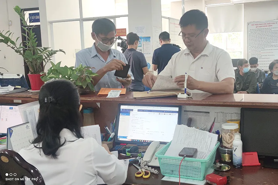 Người dân đến cơ quan BHXH tại TP.HCM thực hiện các thủ tục hành chính liên quan đến BHXH, BHYT. Ảnh: NGUYỄN HIỀN