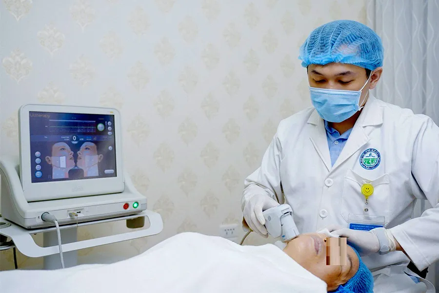 Bác sĩ BV Da liễu TP.HCM đang điều trị nám da cho một Việt kiều. Ảnh: BVCC Bác sĩ BV Da liễu TP.HCM đang điều trị nám da cho một Việt kiều. Ảnh: BVCC