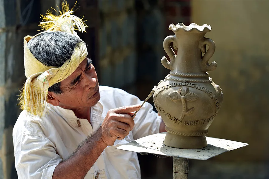 Người làm gốm tại làng gốm Chăm Bàu Trúc, thị trấn Phước Dân, huyện Ninh Phước, Ninh Thuận. Ảnh: THANH HÀ/TTXVN