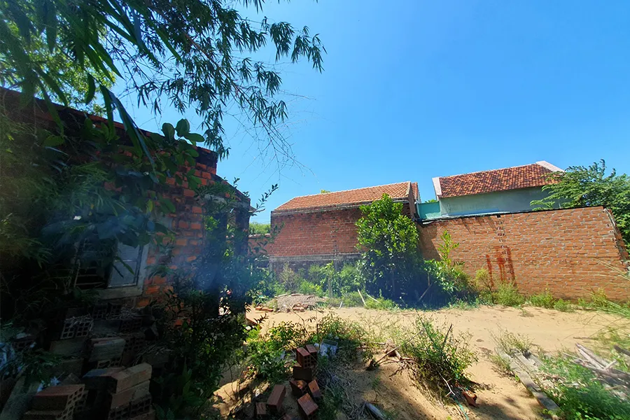 Công trình của ông H án trước nhà bà Nông. Ảnh: QN Công trình của ông H án trước nhà bà Nông. Ảnh: QN