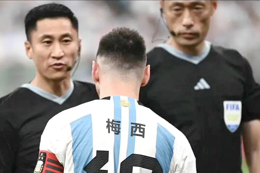 Messi trong trận giao hữu với Úc tại Trung Quốc và ra sân với cái tên Méi-Xĩ phiên âm theo tiếng Hoa trên lưng áo. Ảnh: GETTY IMAGES