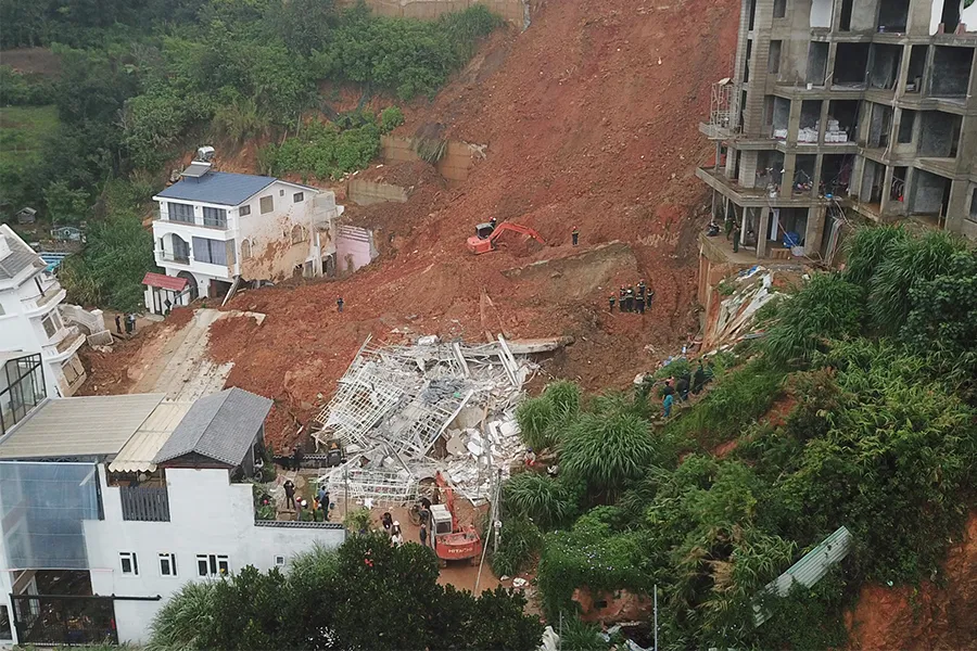 Hiện trường vụ sạt lở vùi lấp bảy người làm hai nạn nhân tử vong. Ảnh: H.NGHĨA Hiện trường vụ sạt lở vùi lấp bảy người làm hai nạn nhân tử vong. Ảnh: H.NGHĨA