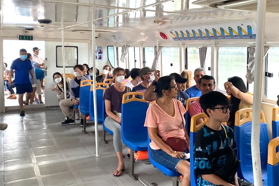 Du khách quốc tế tham quan du lịch đường sông Sài Gòn. Ảnh: HOÀNG HIẾU Du khách quốc tế tham quan du lịch đường sông Sài Gòn. Ảnh: HOÀNG HIẾU