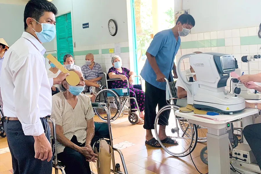 Các bác sĩ thăm khám mắt cho bệnh nhân. Ảnh: Khu điều trị phong Bến Sắn
