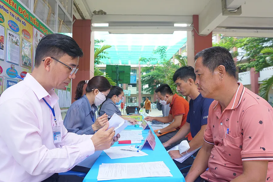 Phụ huynh có con vào lớp 1 đến Trường Tiểu học Lương Thế Vinh, quận Gò Vấp làm hồ sơ nhập học vào ngày 5-7. Ảnh: NGUYỄN QUYÊN Phụ huynh có con vào lớp 1 đến Trường Tiểu học Lương Thế Vinh, quận Gò Vấp làm hồ sơ nhập học vào ngày 5-7. Ảnh: NGUYỄN QUYÊN