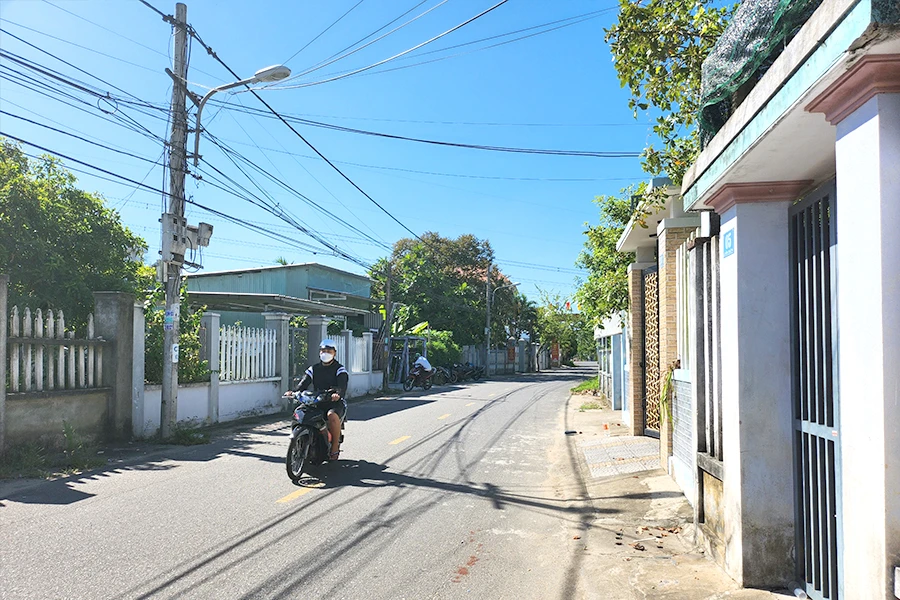 Tuyến đường từ nút giao Quốc lộ 14B đi Gò Quảng - Cồn Mùn chuẩn bị được mở rộng từ 5,5 m lên 7,5 m. Ảnh: TẤN VIỆT